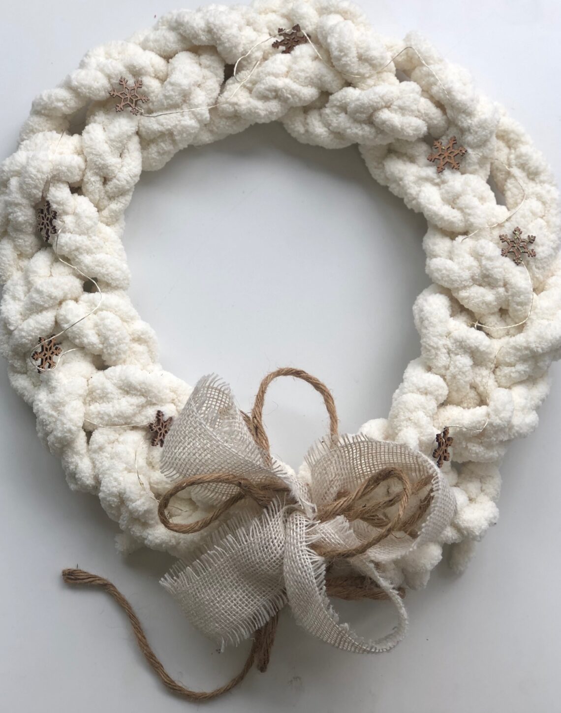 Braided Chunky Yarn White Christmas Wreath- DIY · Just That Perfect Piece